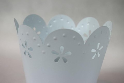 Osłonka Vintage na Rośliny i Zioła z Aluminiowej Koronki