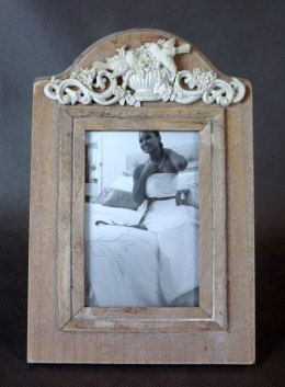 Postarzana, drewniana ramka na zdjęcie 23x16 cm w kolorze jasnego brązu z kremowym dekorem