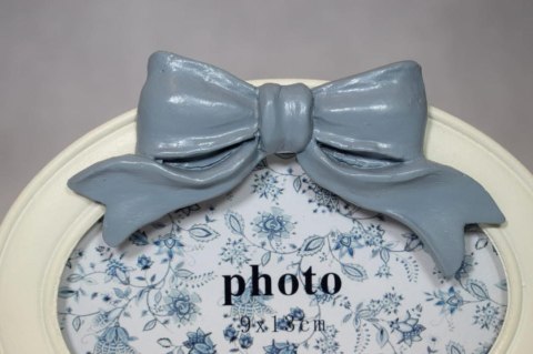 Urokliwa Biała Ramka w Kształcie Owalu Ozdobiona Kokardą