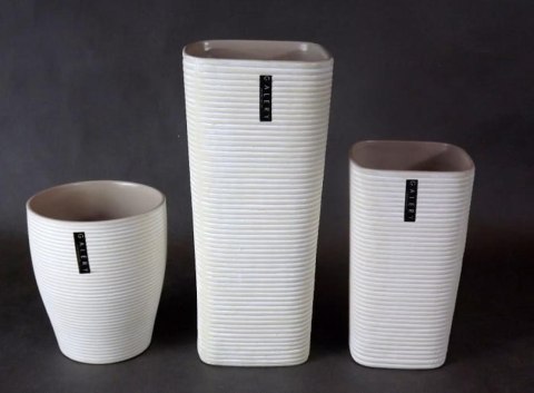 Wazon ceramiczny (osłonka) w prążki w kolorze capuccino 12,8x12,8x15 cm