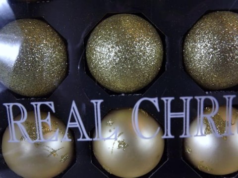 Zestaw 18 Eleganckich Złotych Bombek Szklanych o Różnych Wielkościach i Fakturach