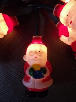 Zestaw 20 Lamp Choinkowych w Kształcie Mikołajów z Zasilaniem Bateryjnym