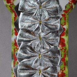 Zestaw 6 Srebrnych Kokard Choinkowych z Złotym Sznurkiem