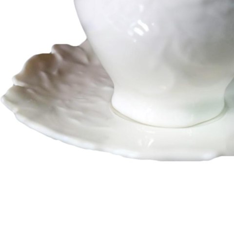 Zestaw do herbaty i kawy: Biała zdekorowana filiżanka z talerzykiem