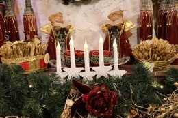 Biały Metalowy Świecznik Stojący z 5 LED Gwiazdkami i Zasilaniem Bateryjnym