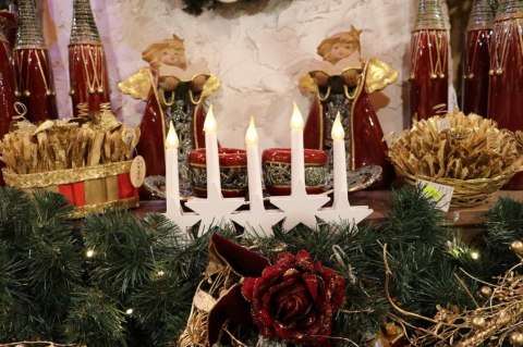 Biały Metalowy Świecznik Stojący z 5 LED Gwiazdkami i Zasilaniem Bateryjnym