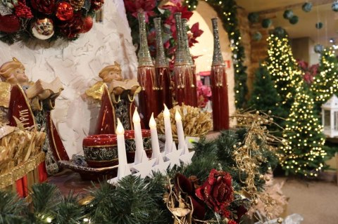 Biały Metalowy Świecznik Stojący z 5 LED Gwiazdkami i Zasilaniem Bateryjnym