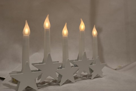 Biały Metalowy Świecznik Stojący z 5 LED Gwiazdkami i Zasilaniem Bateryjnym