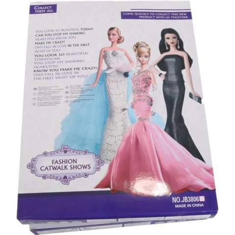 Lalka w różowej sukience i różowym kapeluszu w zestawie