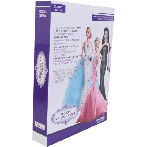 Lalka w różowej sukience i różowym kapeluszu w zestawie