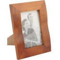 Drewniana stojąca falowana ramka na zdjęcie w kolorze brązowym 14 x 17,7 cm