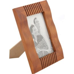Drewniana stojąca falowana ramka na zdjęcie w kolorze brązowym żłobiona 14 x 17,7 cm