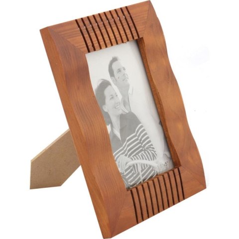 Drewniana stojąca falowana ramka na zdjęcie w kolorze brązowym żłobiona 14 x 17,7 cm