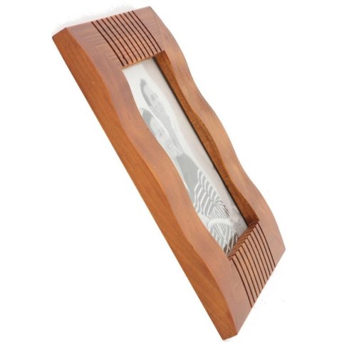 Drewniana stojąca falowana ramka na zdjęcie w kolorze brązowym żłobiona 14 x 17,7 cm