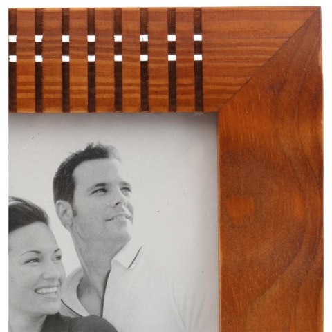 Drewniana stojąca falowana ramka na zdjęcie w kolorze brązowym żłobiona 14 x 17,7 cm