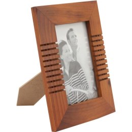 Drewniana stojąca żłobiona ramka na zdjęcie w kolorze brązowym 14x17,7 cm