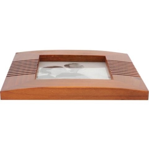 Drewniana stojąca żłobiona ramka na zdjęcie w kolorze brązowym 14x17,7 cm