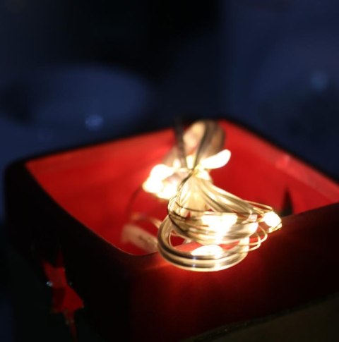 Energooszczędne Lampki Choinkowe-Łezki na Białym Druciku z 10 LED, Ciepły Biały Kolor, Zasilane na Baterie AA