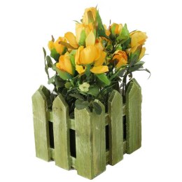 Różyczki w drewnianym płotku dekoracja wiosenna kompozycja