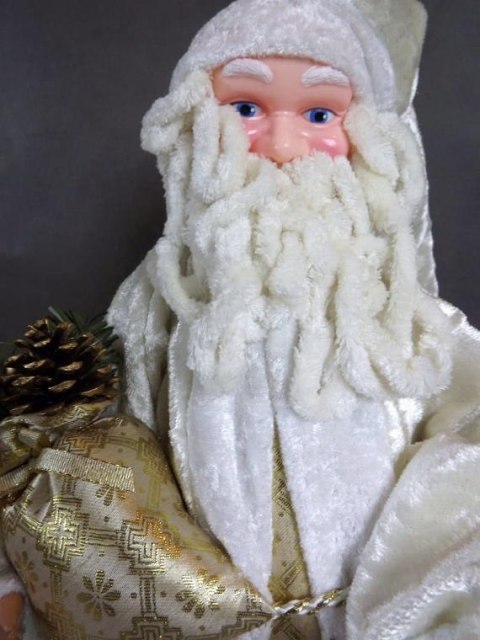 Stojąca Figurka Mikołaja z Workiem Prezentów w Welurowym Płaszczu - Wielkość 50x30cm Stojąca Figurka Mikołaja z Workiem Prezentów w Welurowym Płaszczu - Wielkość 50x30cm