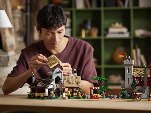 LEGO 10332 ICONS - Średniowieczny plac miejski LEGO 10332 ICONS - Średniowieczny plac miejski