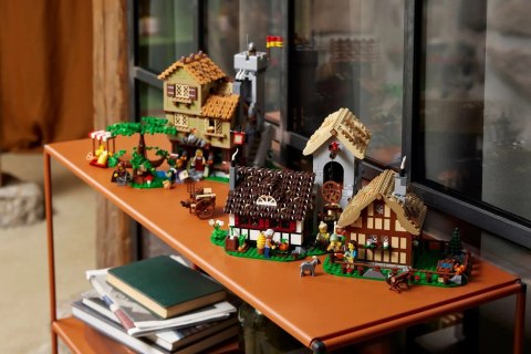 LEGO 10332 ICONS - Średniowieczny plac miejski LEGO 10332 ICONS - Średniowieczny plac miejski