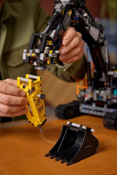 LEGO Technic 42215 Koparka Volvo EC500 Hybrid LEGO Technic 42215 Koparka Volvo EC500 Hybrid