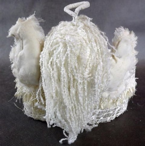 Owalny Koszyk Sizalowy z Białym Aniołem Pokrytym Opalizującym Brokatem