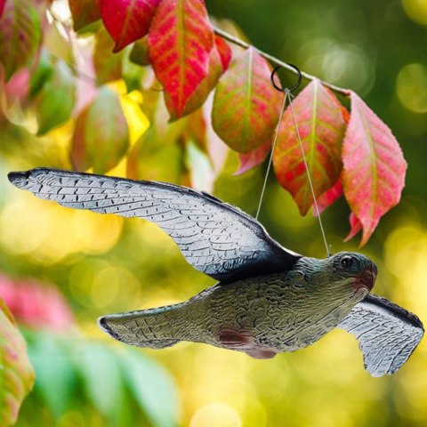 Odstraszacz ptaków gołębi wiszący na balkon jastrząb sokół w locie